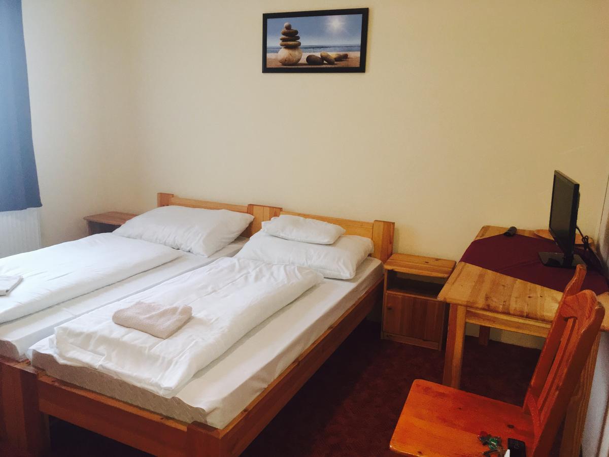 Kek Laguna Panzio Dombrád Dış mekan fotoğraf